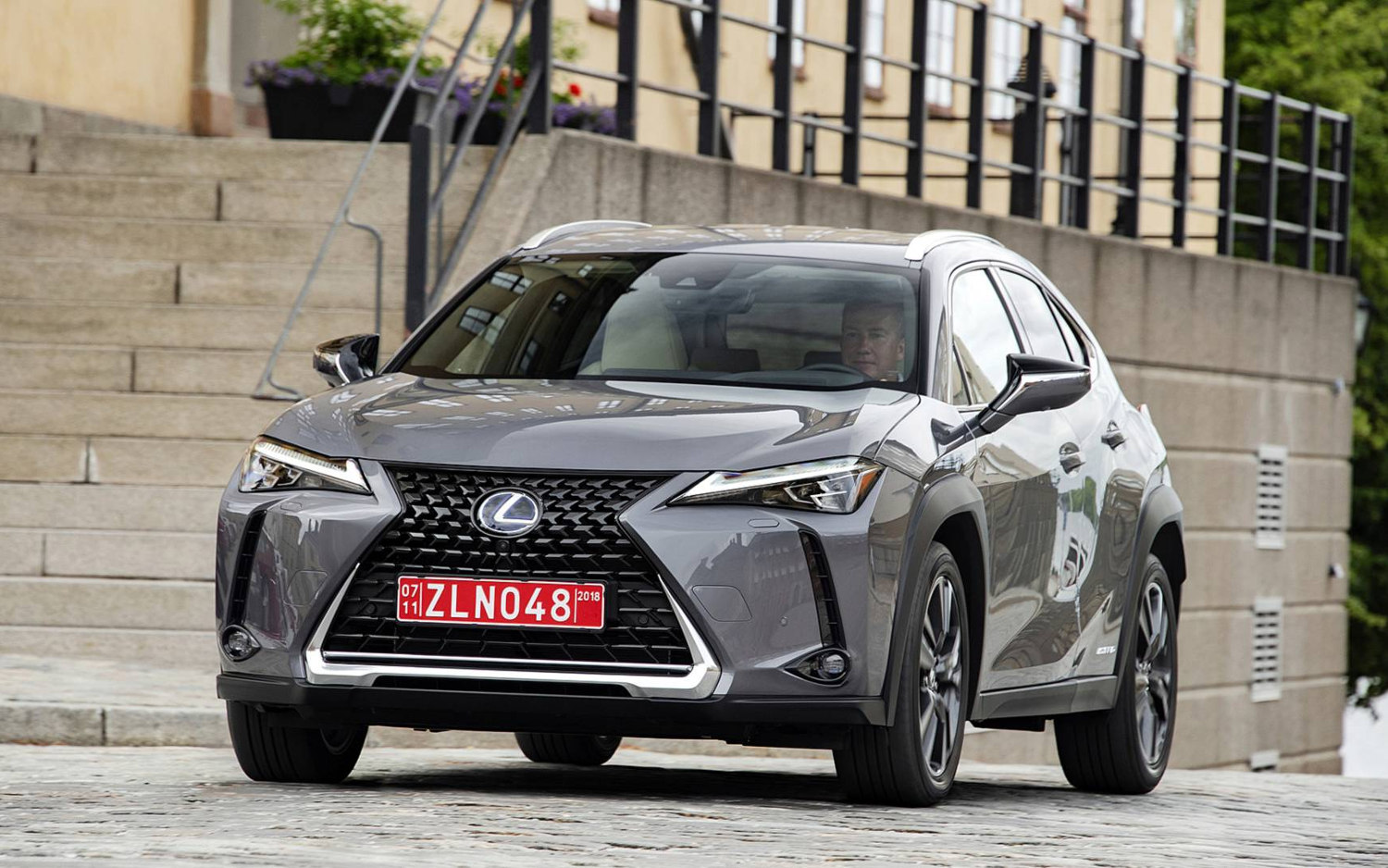 Comparison - Toyota Corolla XLE 2019 - vs - Lexus UX 250h 2019 | SUV Drive